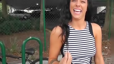 Inked amateur slut gets a big one