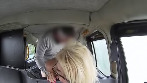 Aging blonde fucking her cabbie
